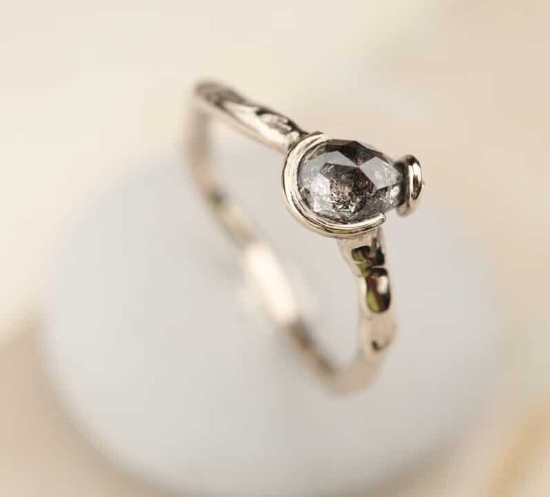 organische witgouden ring met diamant peervorm