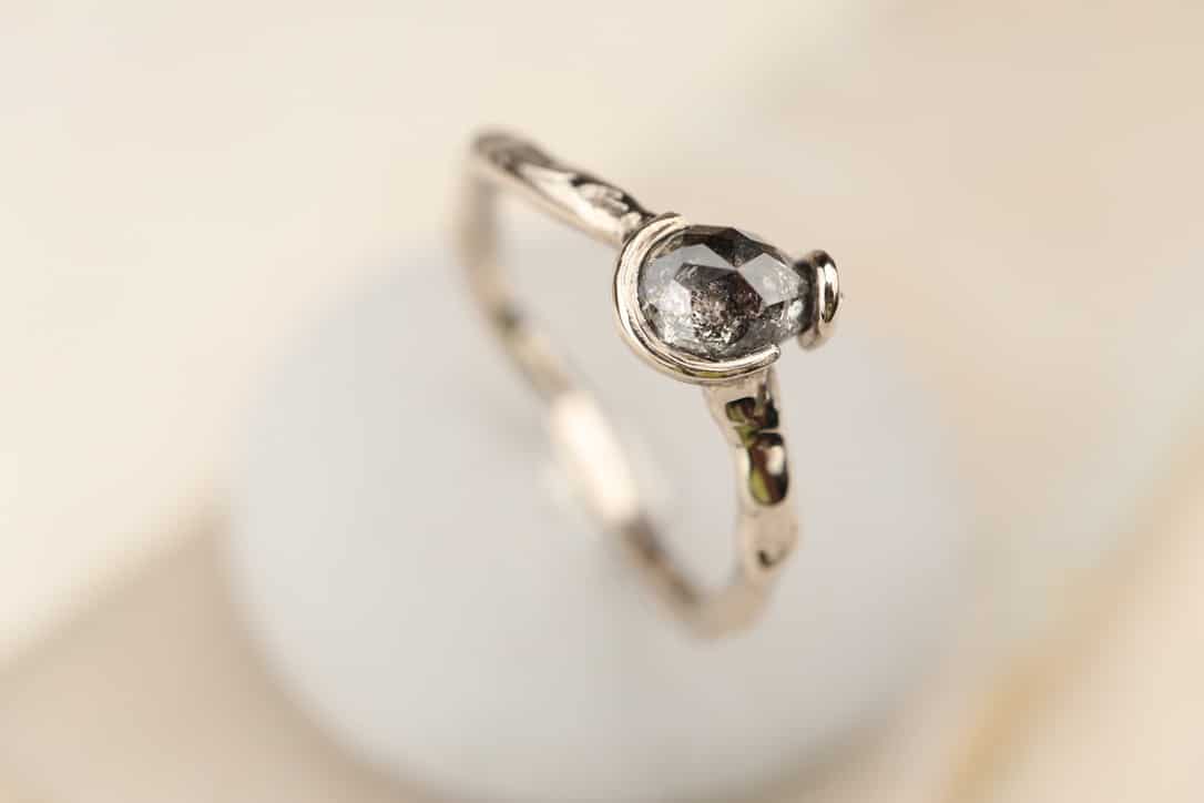 organische witgouden ring met diamant peervorm