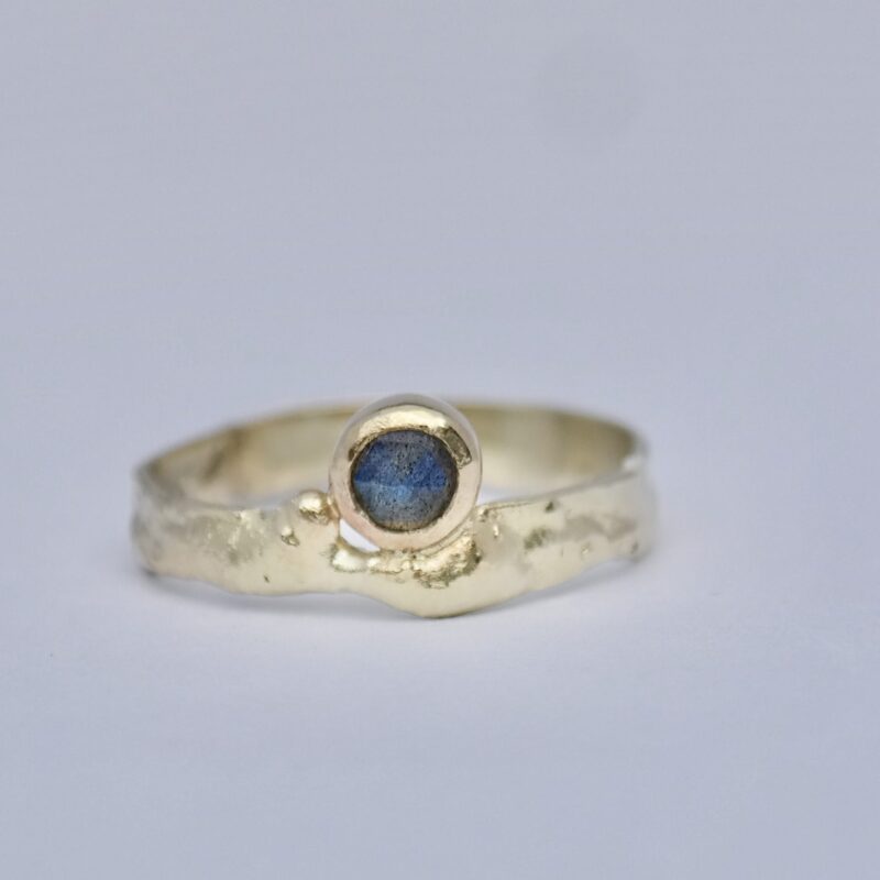 AHI geelgouden ring met rose cut labradoriet