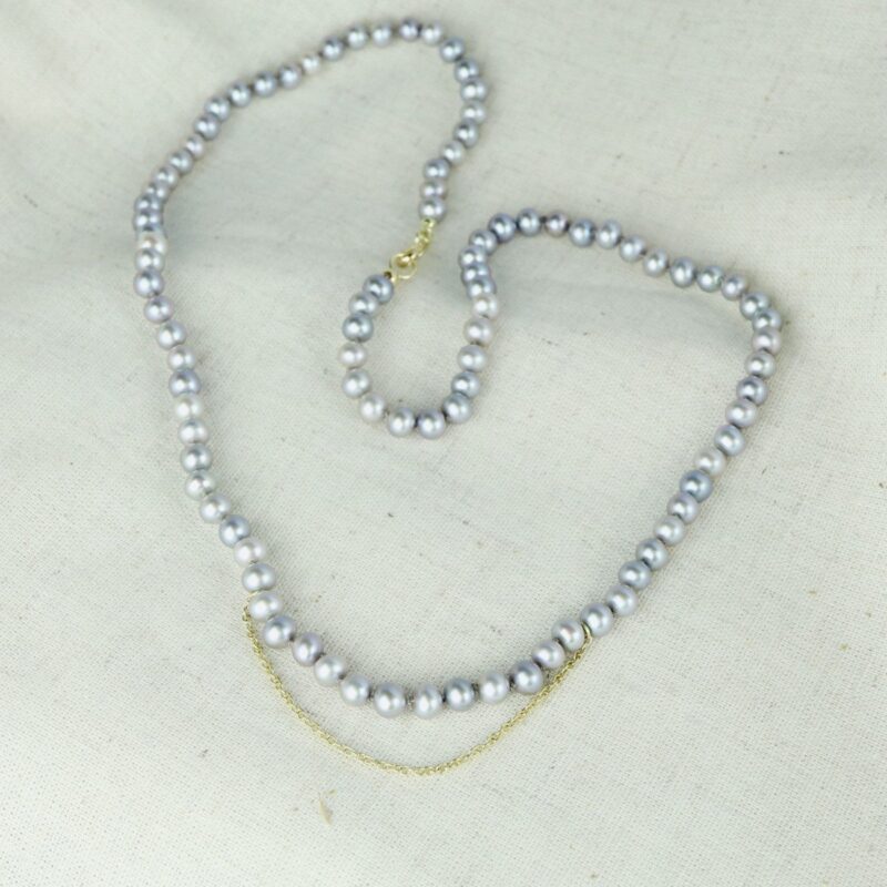 colier met gouden Ketting en grijze parels