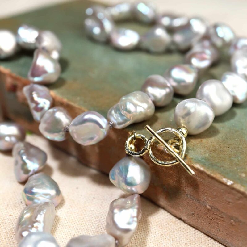 Collier grijze keshi parels met gouden sluiting
