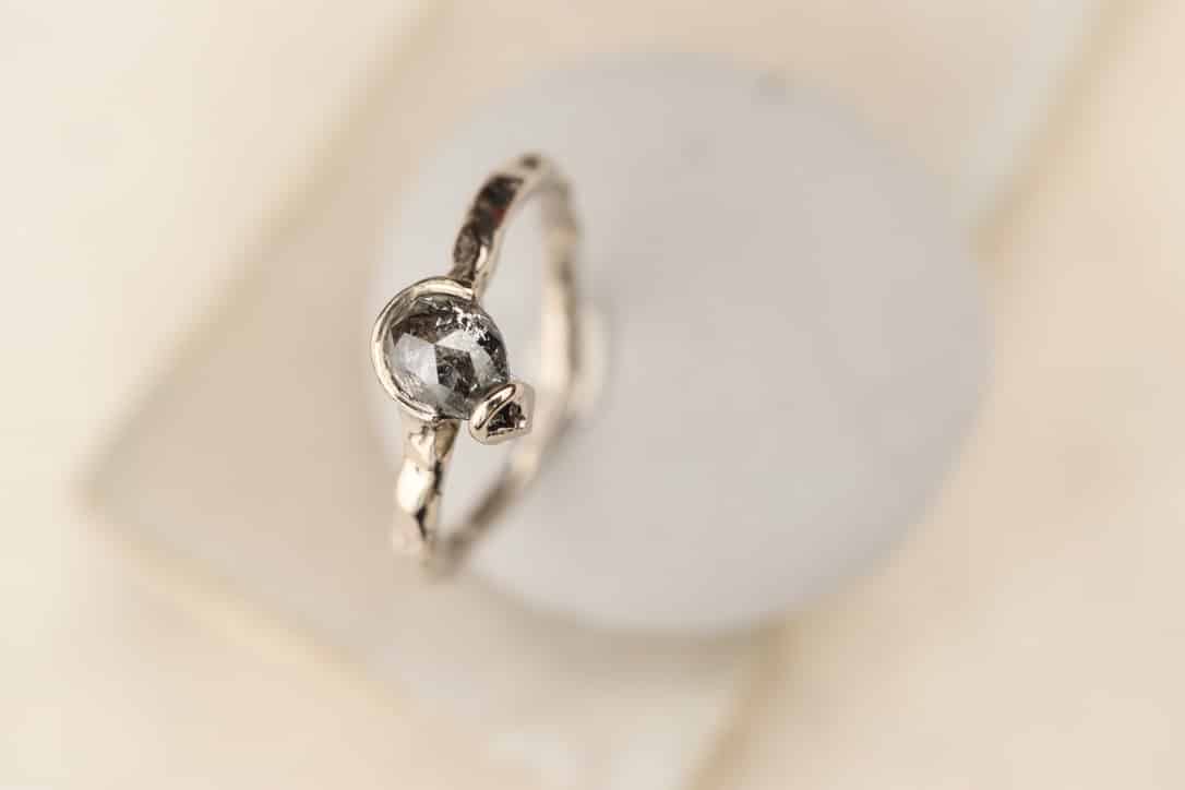 palladium witgouden ring organisch met diamant - Afbeelding 4