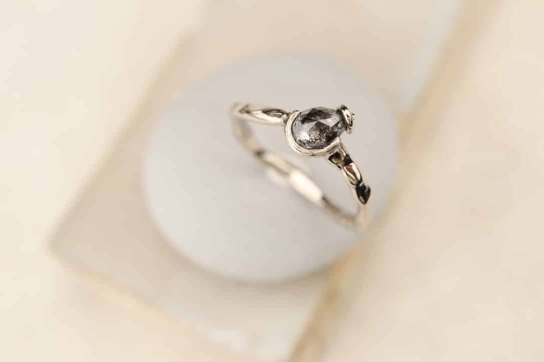 palladium witgouden ring organisch met diamant - Afbeelding 2