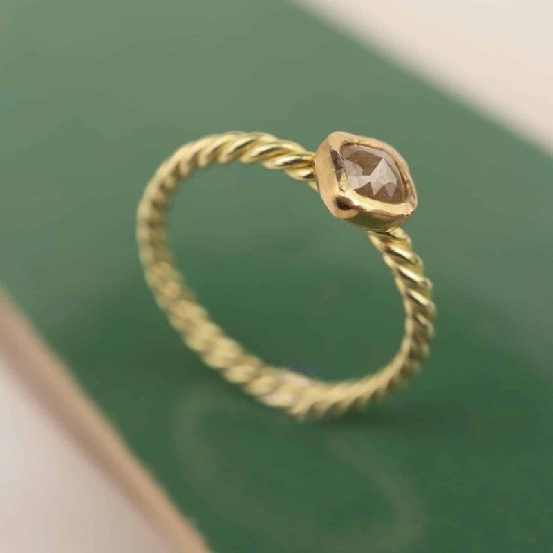 Gouden gedraaide ring met natuurlijke diamant