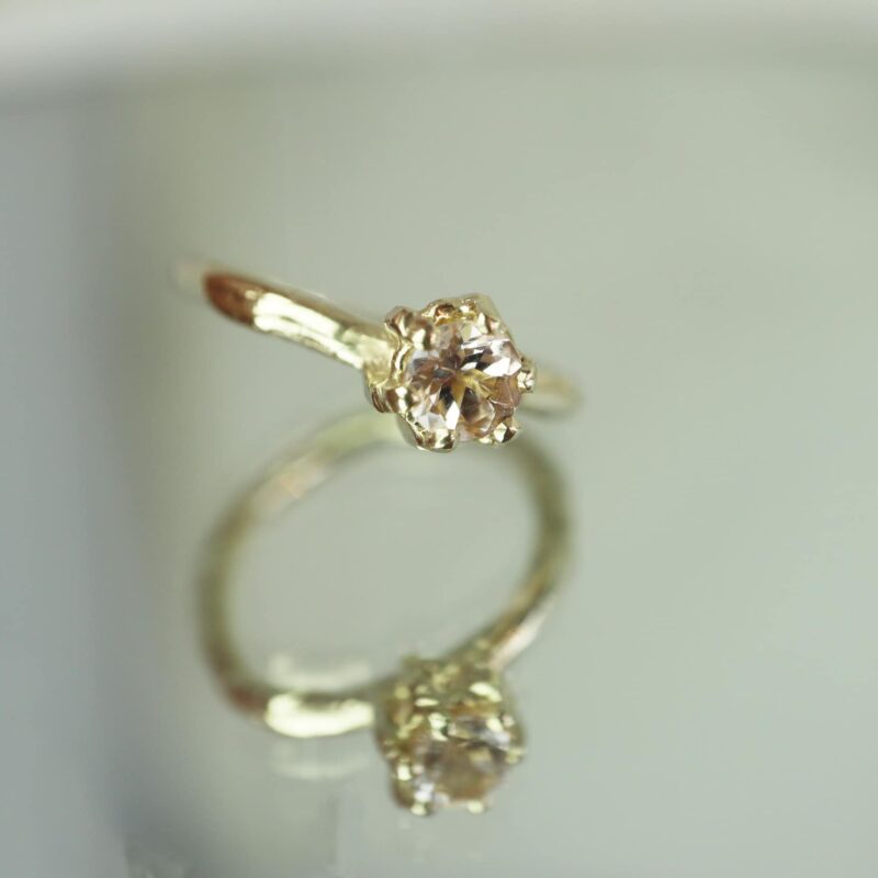 ring met structuur en roze steen in chaton