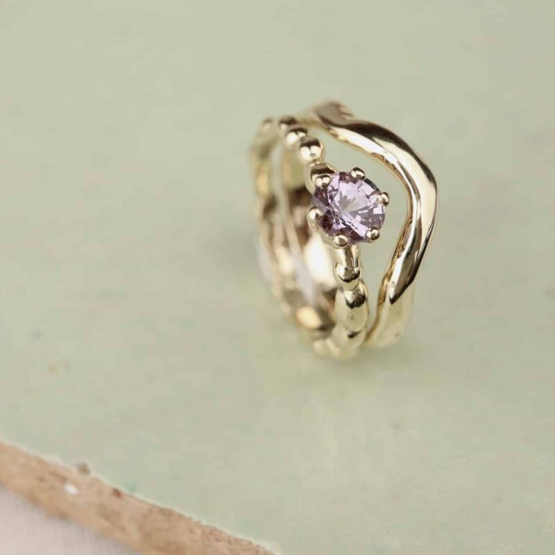 bolletjes ring met paarse steen