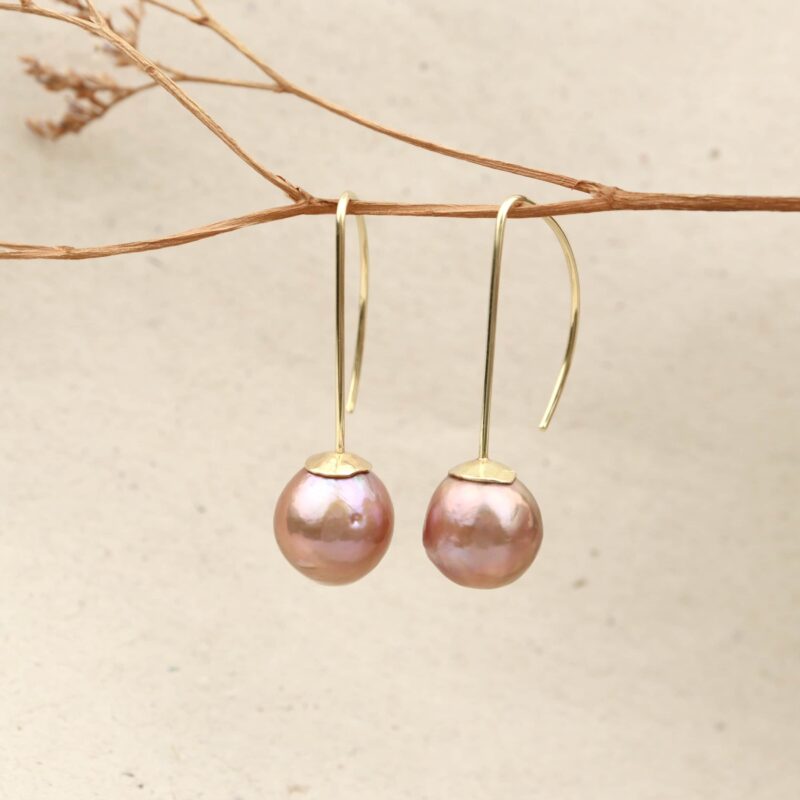 gouden oorhanger met edisonparel roze muzieknoot kers