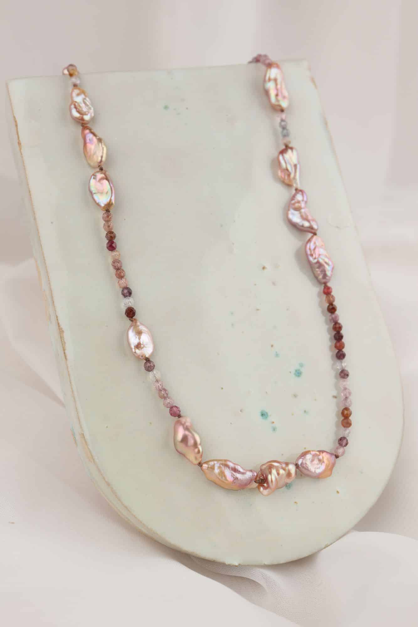 Collier met keshi parels en spinel goud