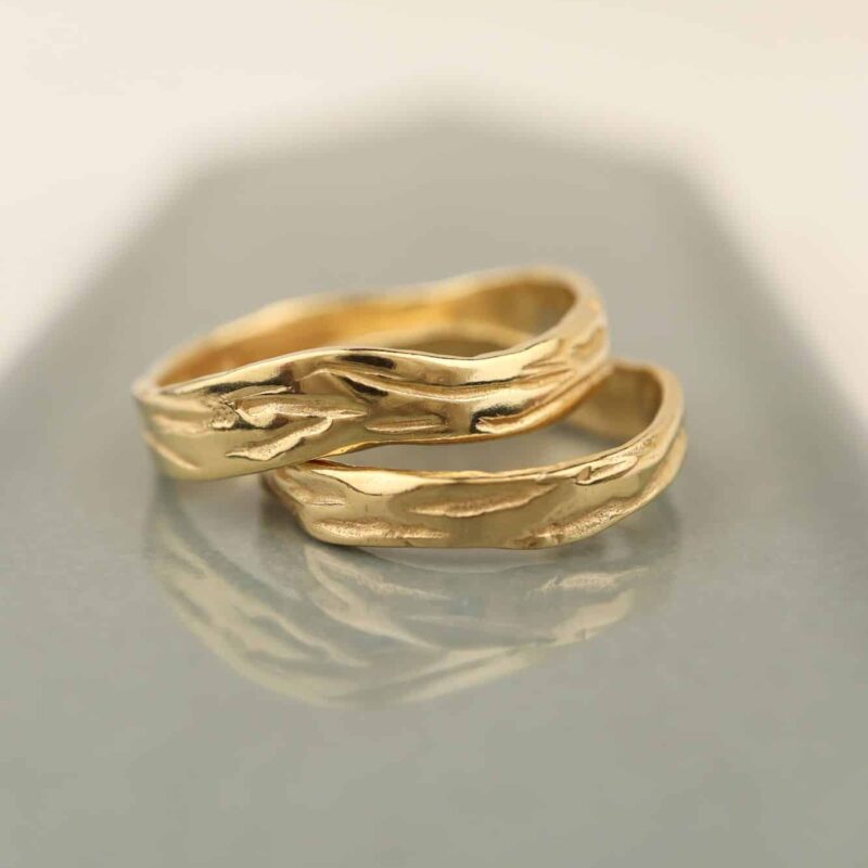 Geelgouden trouwringen met streepjes 18 karaat