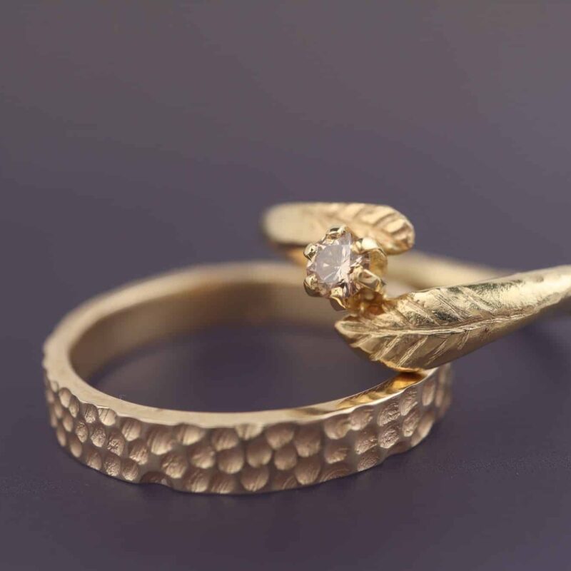 Unieke geelgouden trouwringen blaadjes met diamant