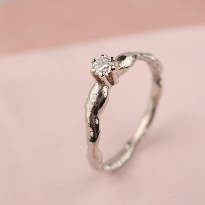 Bijzondere witgouden ring met organische vorm en diamant