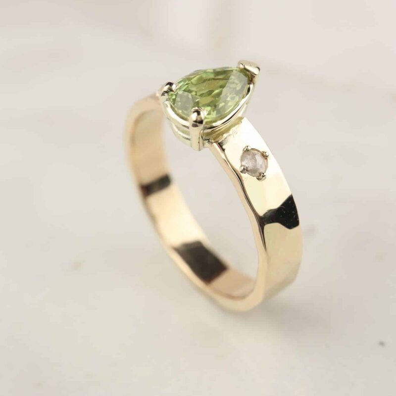 Geelgoud gehamerde met groene saffier en diamantjes