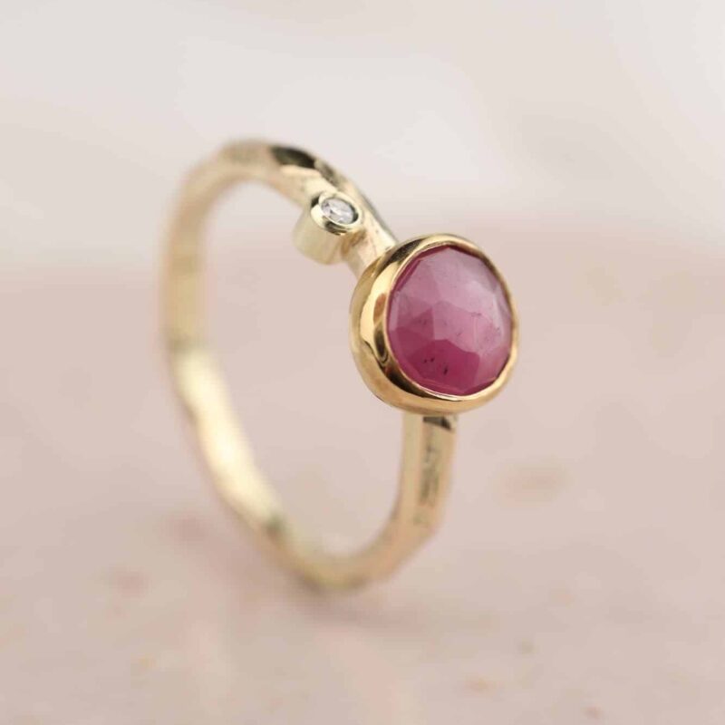 Geelgouden facetjes ring met robijn en diamant