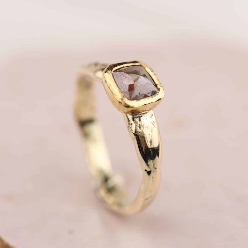 Geelgouden ring met organische vorm en vierkante diamant