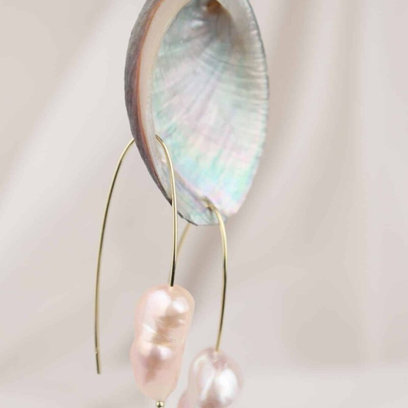Geelgouden oorbellen met marshmallow parels