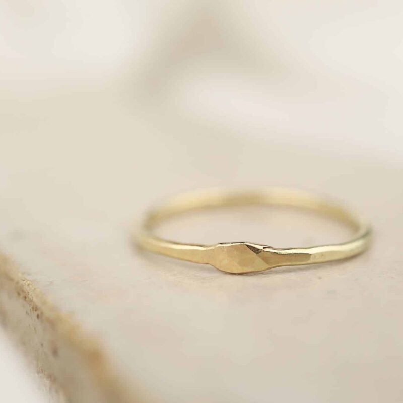 gouden ring met gehamerde structuur