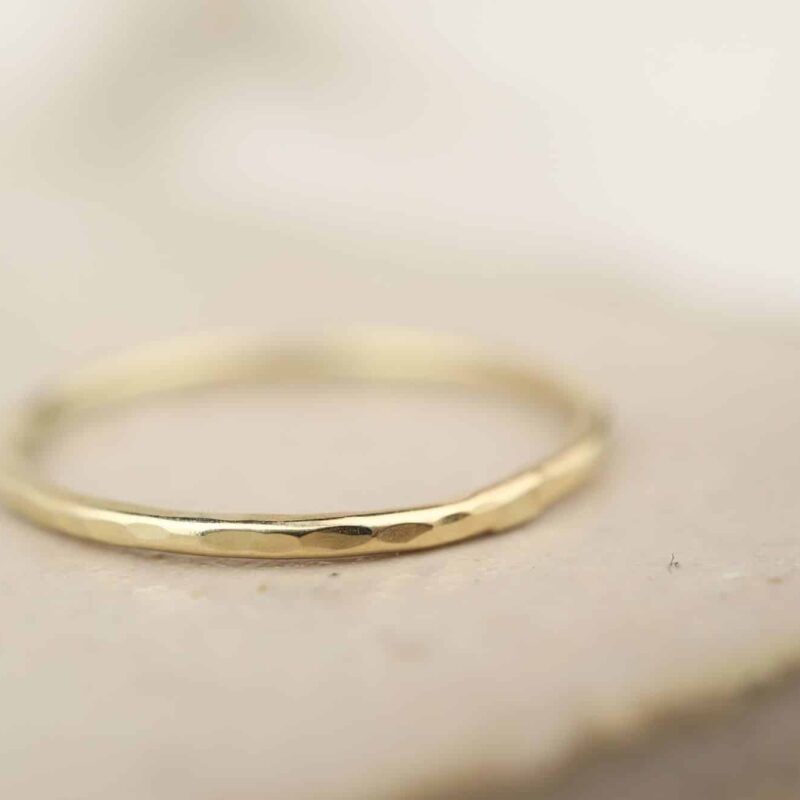 gouden ring met gehamerde structuur 2