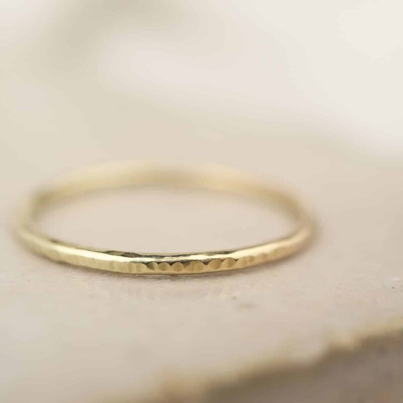 gouden ring met gehamerde structuur 3