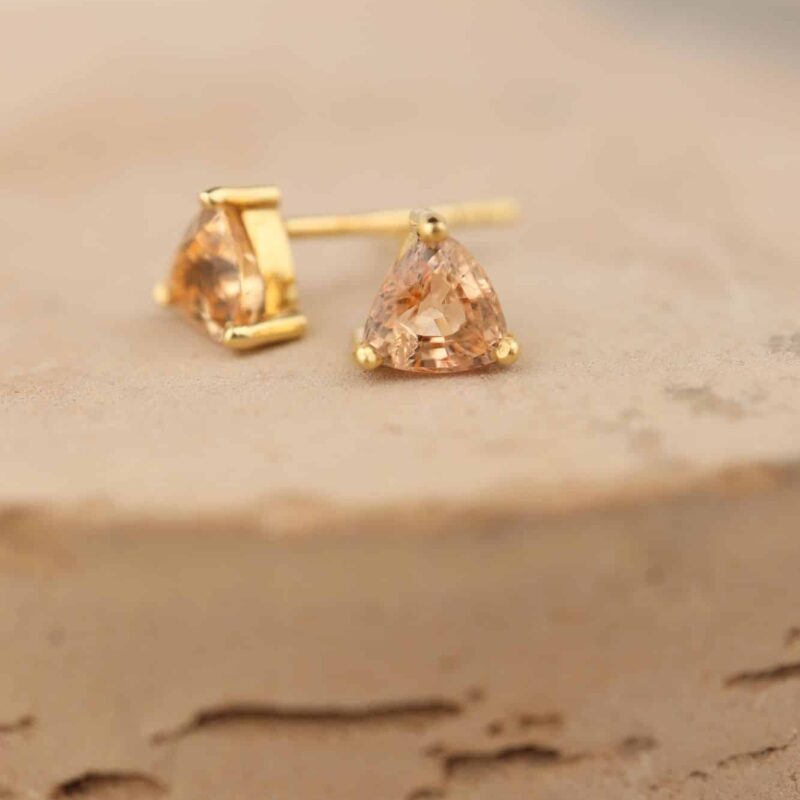 gouden oorbellen met driehoek saffier