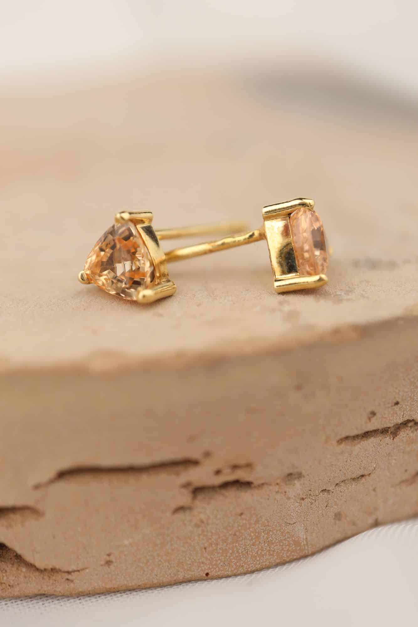 gouden oorbellen met gele driehoek saffier