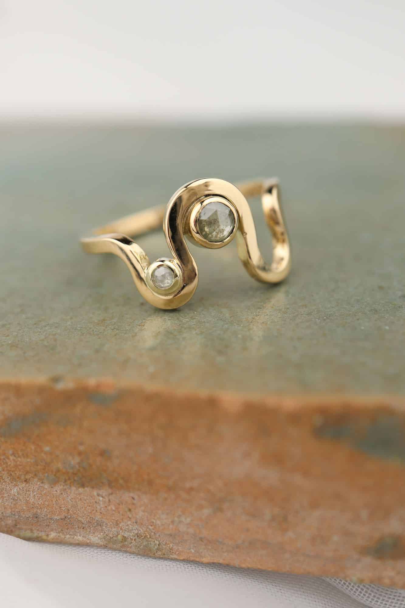 gouden ring met golfende vorm en twee diamanten