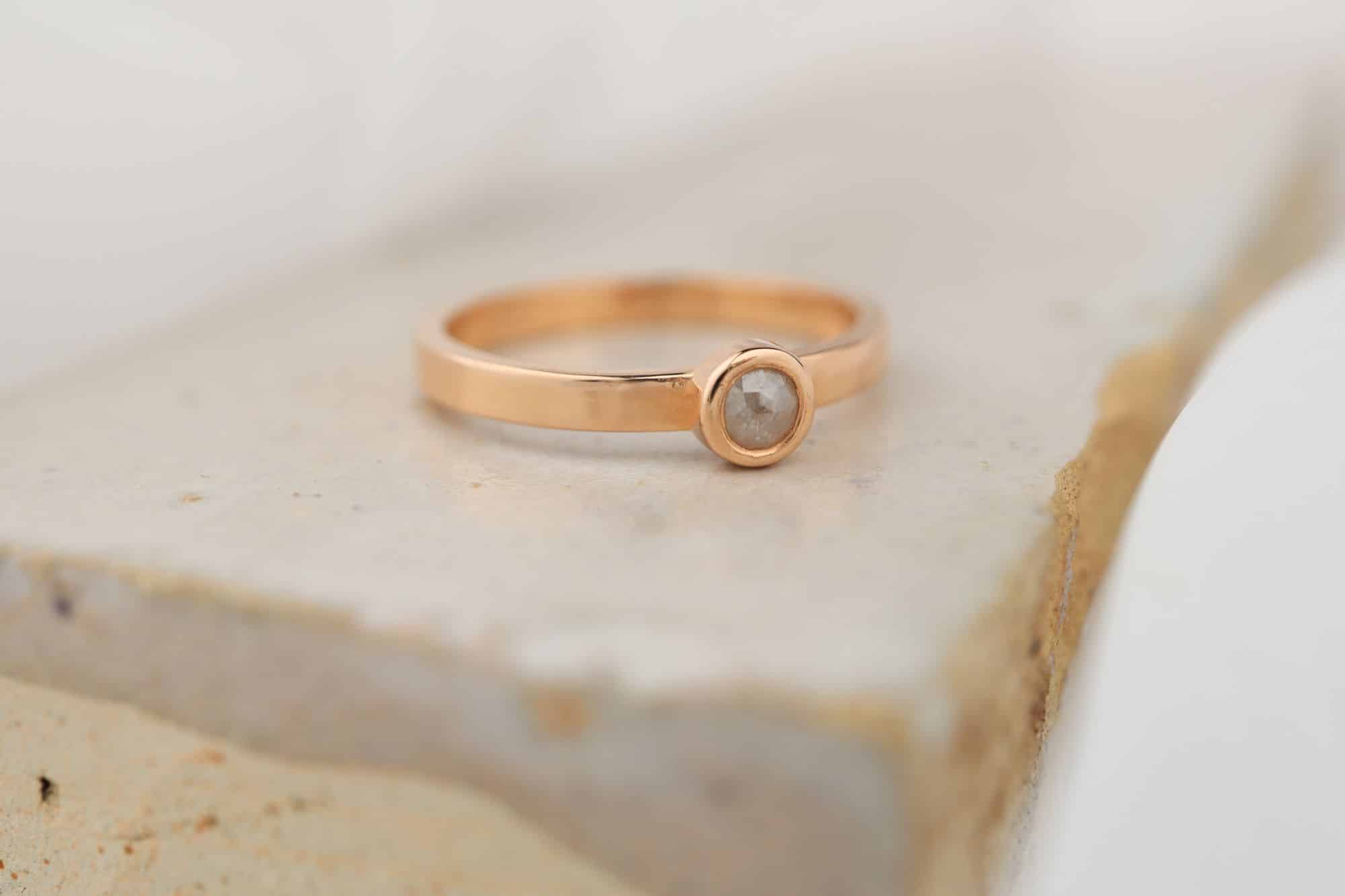 roodgoud ring met roosgeslepen diamant