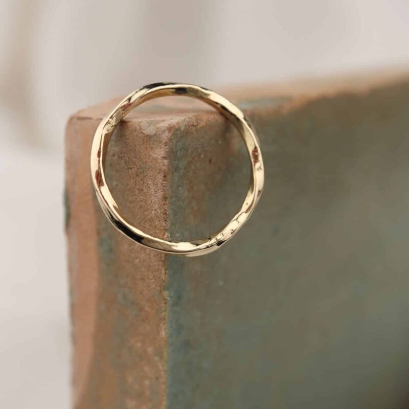 gouden ring met gedraaide vorm