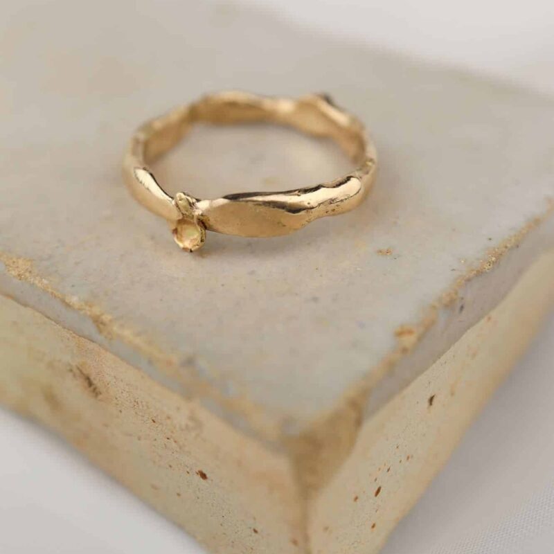 gouden ring met organische vorm