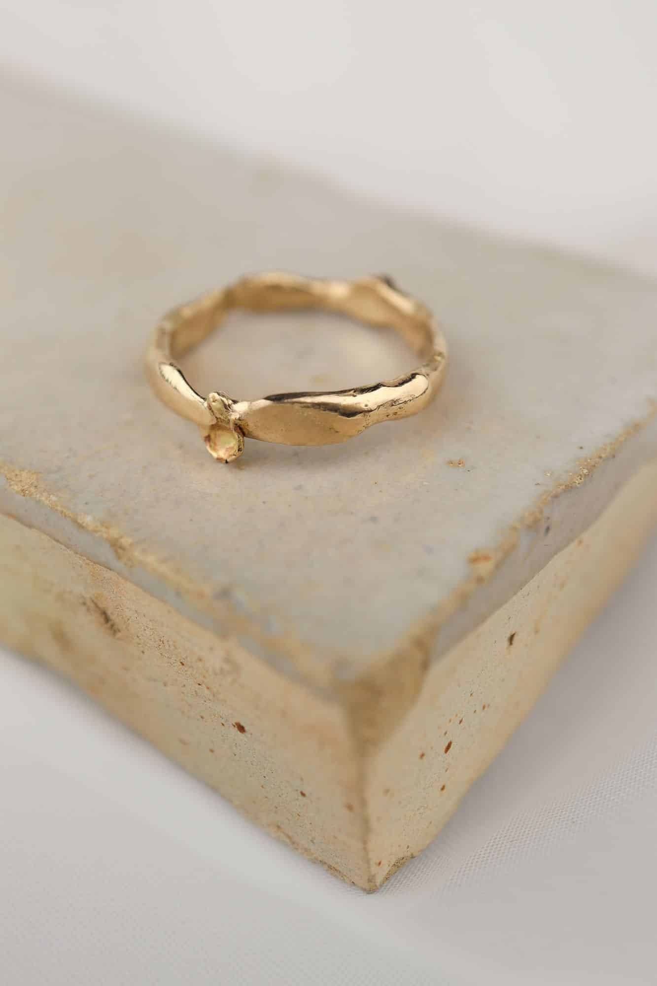 gouden ring met organische vorm