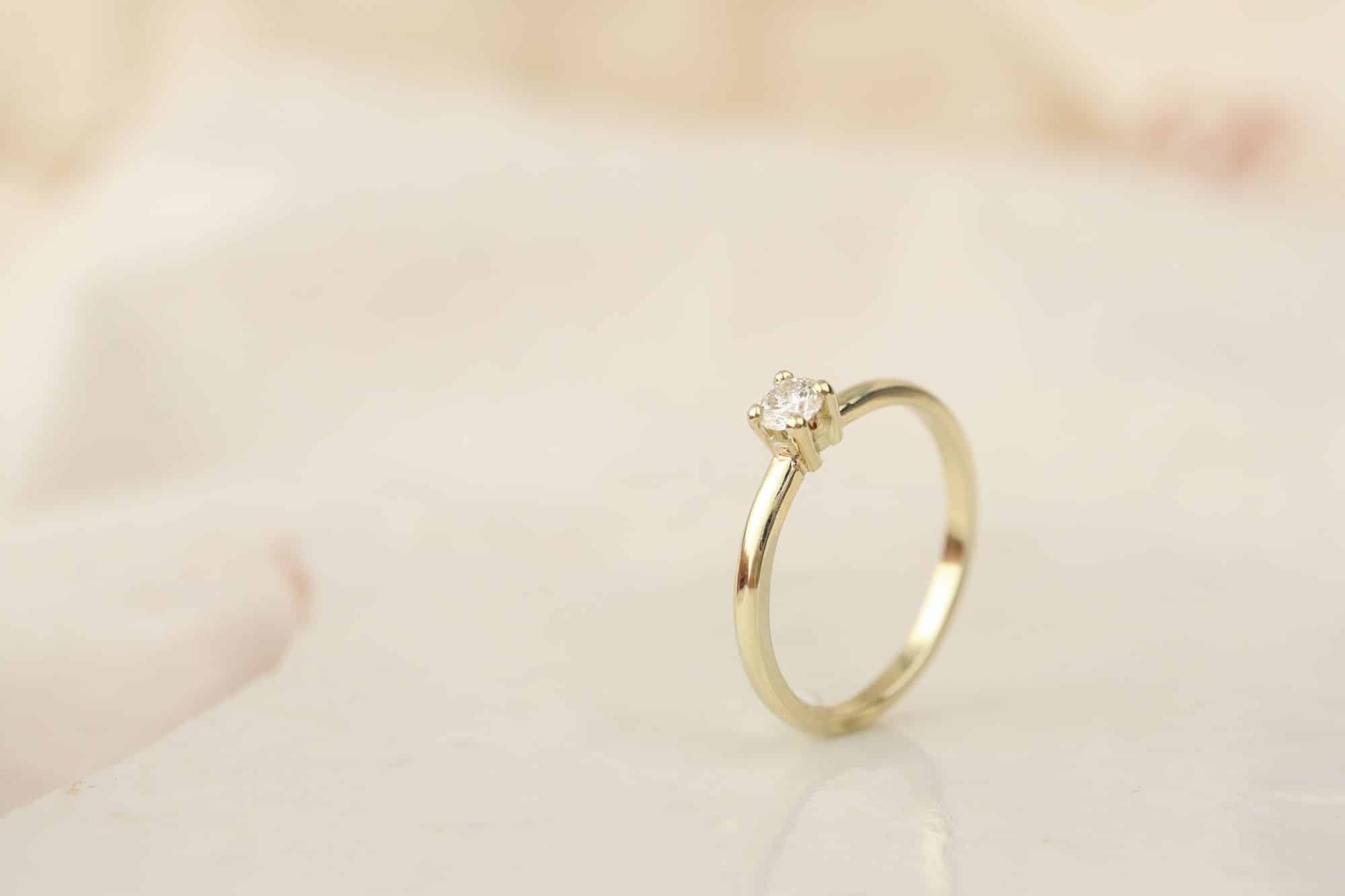 geelgouden ring met diamant