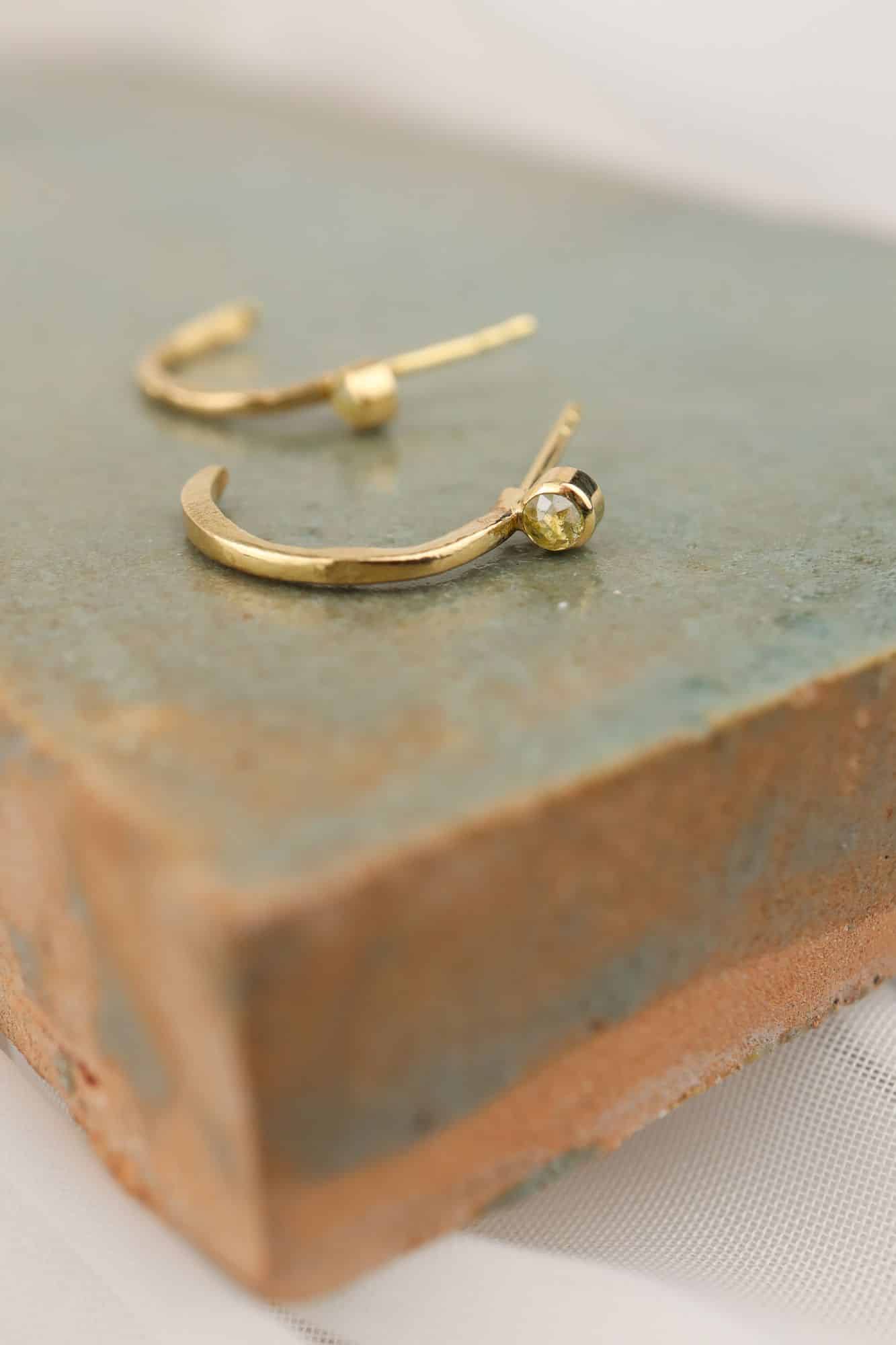 gouden oorringen met diamant
