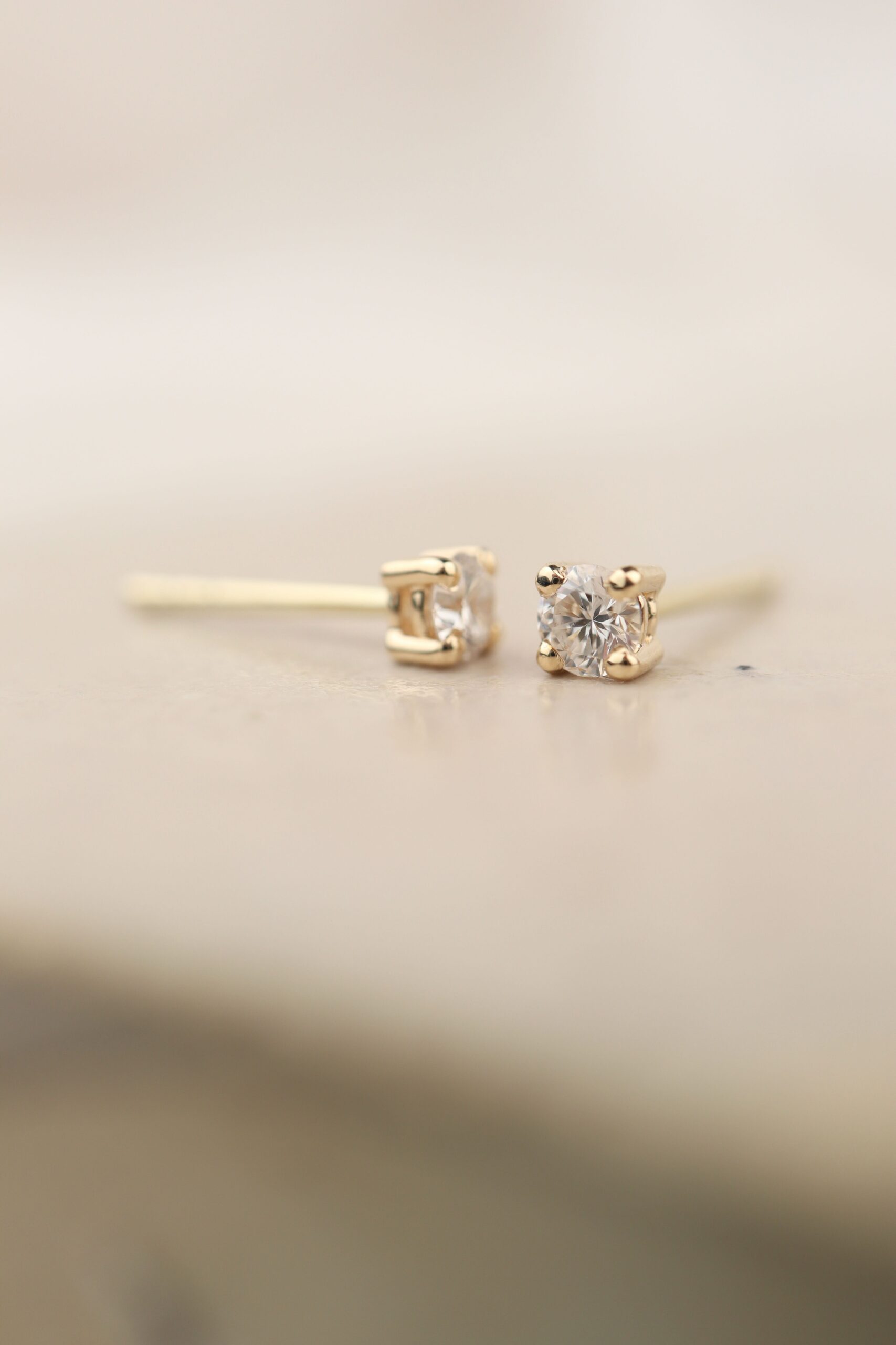 diamanten oorstekers geelgoud